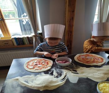 Warsztaty przygotowywania i wypieku pizzy dla Przedszkolaków. zdjecie 17