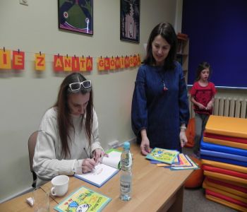 Autorka Kici Koci zagościła w szkolnej bibliotece. Spotkanie z Anitą Głowińską. zdjecie 46