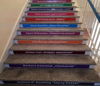 Kolorowymi schodami do biblioteki szkolnej. zdjecie 1