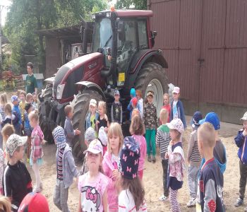 Wizyta przedszkolaków w gospodarstwie rolnym zdjecie 2
