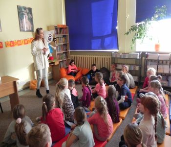 Autorka Kici Koci zagościła w szkolnej bibliotece. Spotkanie z Anitą Głowińską. zdjecie 1