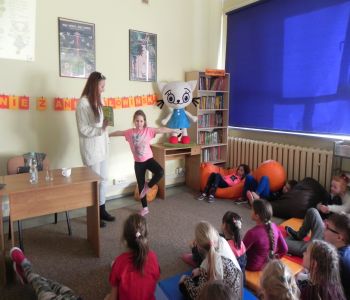 Autorka Kici Koci zagościła w szkolnej bibliotece. Spotkanie z Anitą Głowińską. zdjecie 11