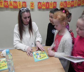 Autorka Kici Koci zagościła w szkolnej bibliotece. Spotkanie z Anitą Głowińską. zdjecie 28