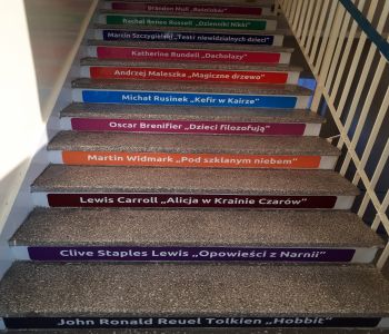 Kolorowymi schodami do biblioteki szkolnej. zdjecie 0