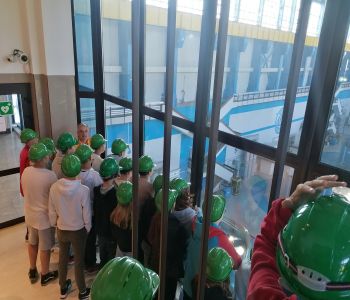 Uczniowie klas siódmych zwiedzają Elektrownię Wodną Żarnowiec zdjecie 2