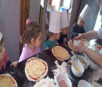 Wycieczka przedszkolaków z okazji Dnia Pizzy. zdjecie 1
