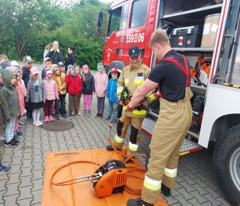 Wizyta przedszkolaków w straży pożarnej. zdjecie 2