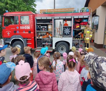 Wizyta przedszkolaków w straży pożarnej. zdjecie 4