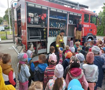 Wizyta przedszkolaków w straży pożarnej. zdjecie 1