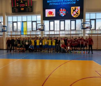 Licealiści z Gniewina Mistrzami Powiatu w Futsalu Chłopców 2024r. zdjecie 1