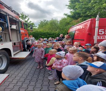 Wizyta przedszkolaków w straży pożarnej. zdjecie 10