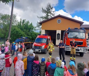 Wizyta przedszkolaków w straży pożarnej. zdjecie 7